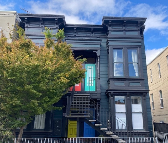 Front of building: mature tree - 922 Capp St