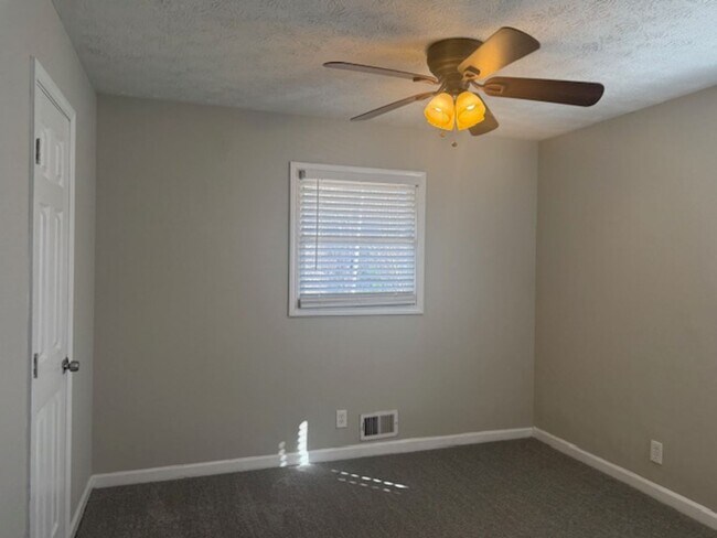 Foto del edificio - Beautifully Updated 5BR / 3.5 Bath Brick Ranch with Finished Basement!