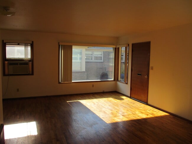 Living Room - 905 W 10th St