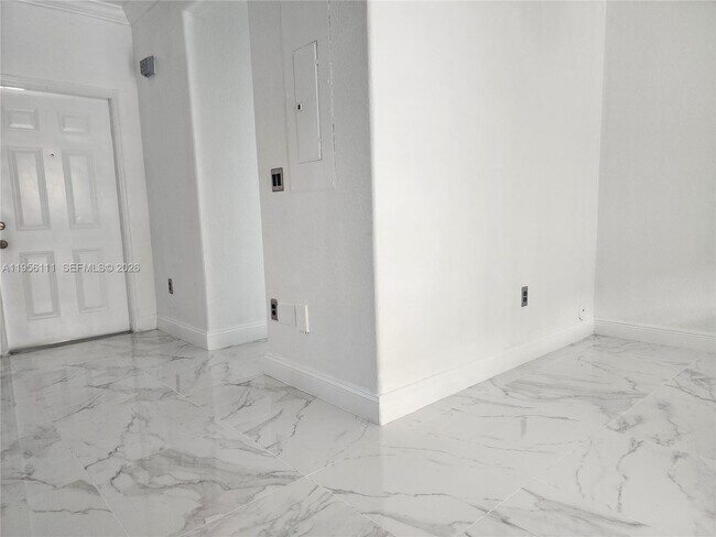 Foto del edificio - 6970 NW 177th St