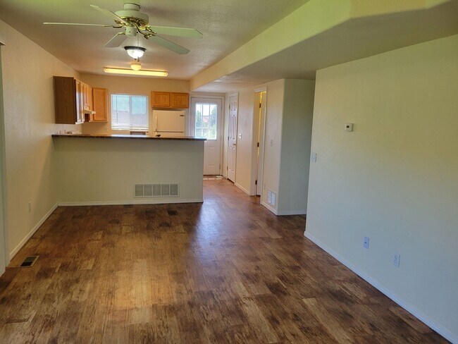 Building Photo - 3 Bed, 2.5 Bath Townhome With AC