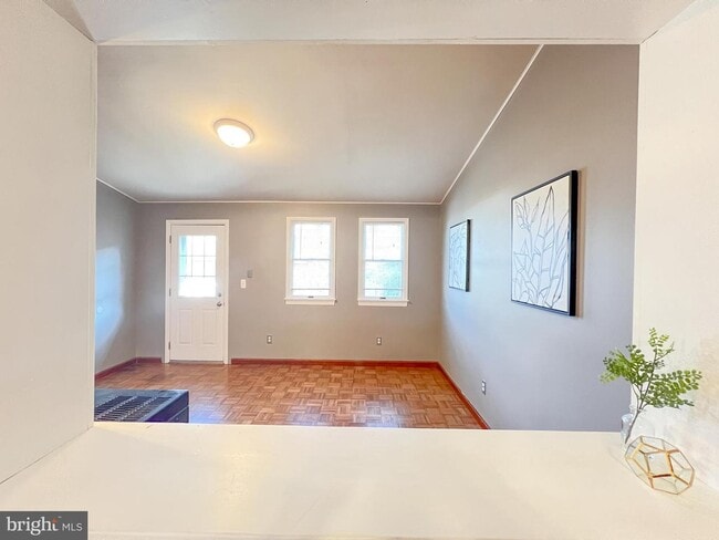 Building Photo - 705 Eastshire Dr