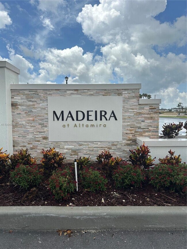 Foto del edificio - 2464 SE 24th St