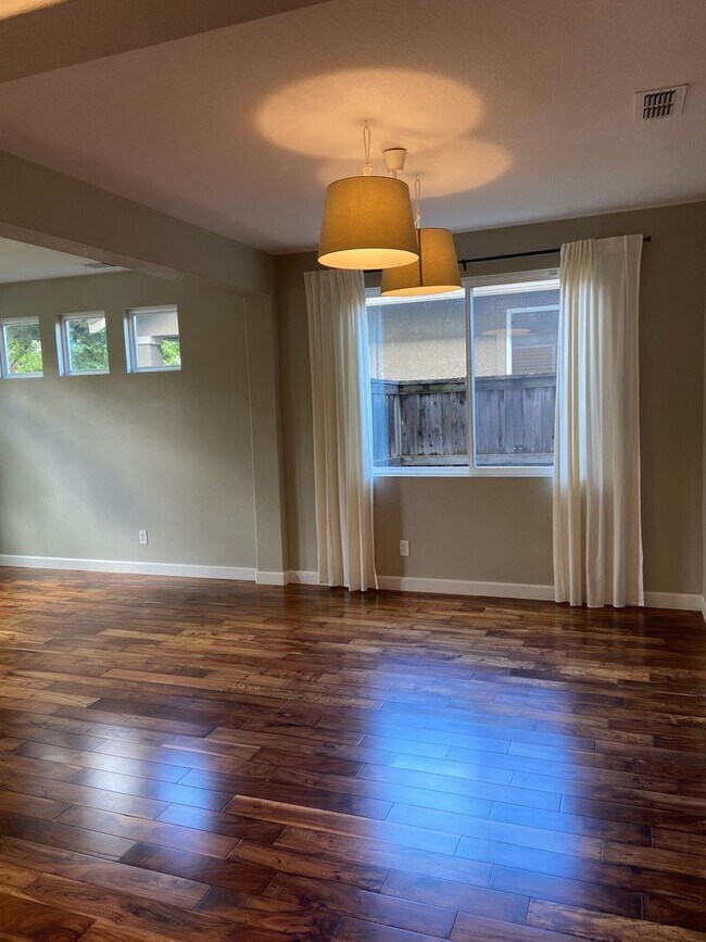 Foto del edificio - Parkway Beauty - 4 Bdrm, 2.5 Bath
