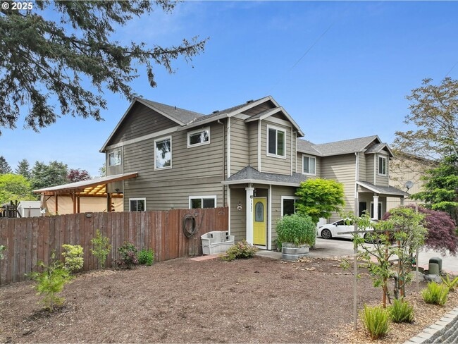 Building Photo - Gorgeous 3-Bedroom with Vaulted Ceilings, ...