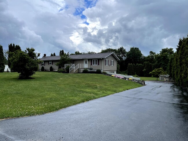 Building Photo - 804 Shoemakersville Rd