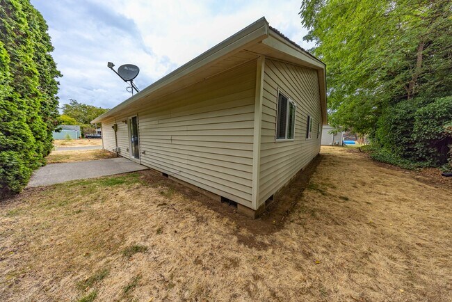 Foto del edificio - One Level Ranch Home - Three Bedrooms - Updated in 2024