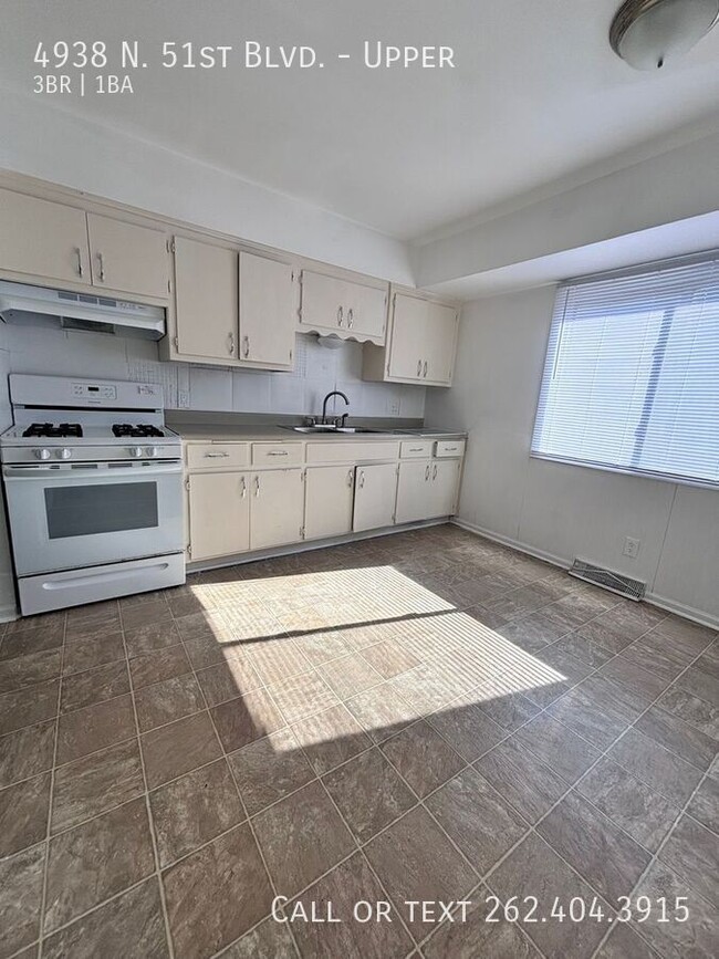 Building Photo - Spacious 3 Bedroom Upper-Make This Your Ne...