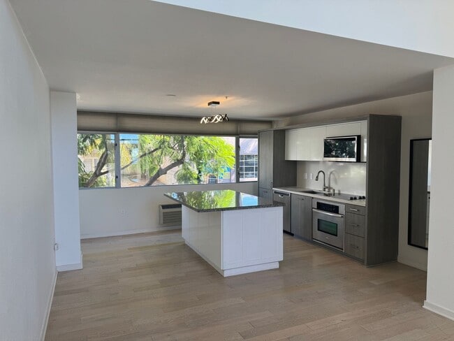 Building Photo - Beautiful 2Br/2Ba Townhome In Little Italy...