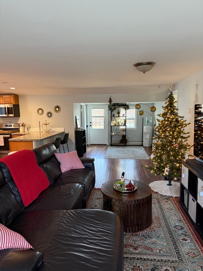 Foto del edificio - 244 E High St