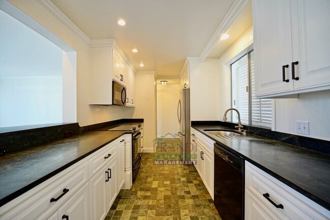 Building Photo - 2335 Shelter Bay Ave