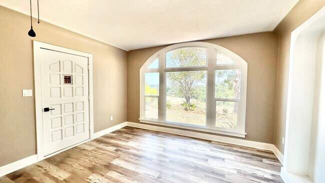 Foto del edificio - Lovely Single-Story Country Home on Wide Open Space with Detached Garage Space!