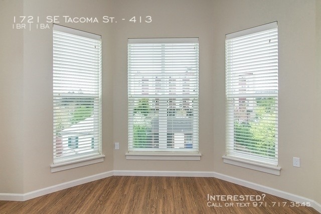 Primary Photo - Modern, Excellent Location, Move in Special!