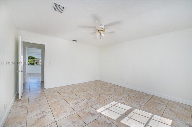 Foto del edificio - 1345 W 71st St