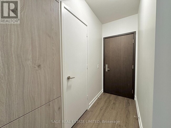 Building Photo - 1 Yorkville Ave