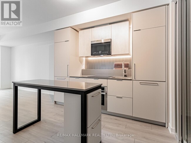 Building Photo - 1 Fairview Rd E