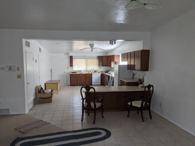 Foto del edificio - East Side Rental