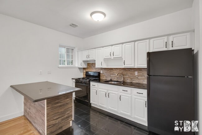 Building Photo - 330 Clifton Pl