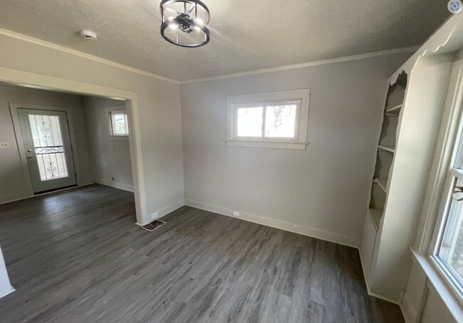 Foto del edificio - SECTION 8 and EDEN Accepted!! Exciting Opportunity to Live in a Newly Renovated 3 br Home!