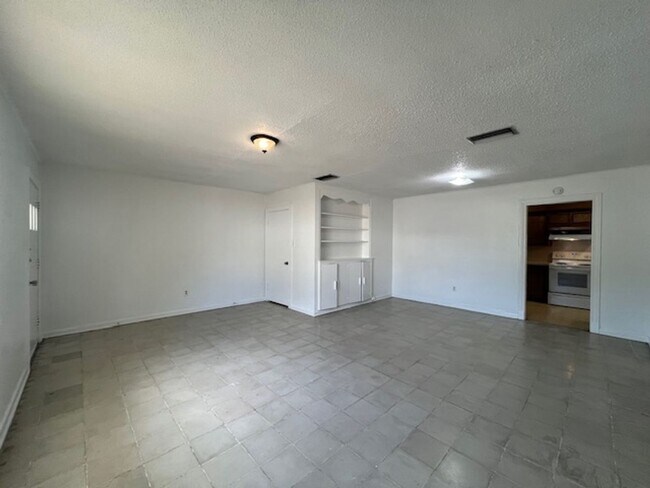 Foto del edificio - Eastern Division- Two bedroom with two fle...