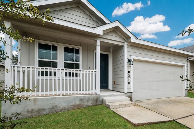 Foto del edificio - Open-Concept Living with New Flooring