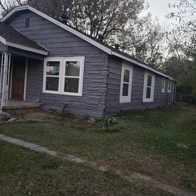 Side View - 926 S Rockwall Ave