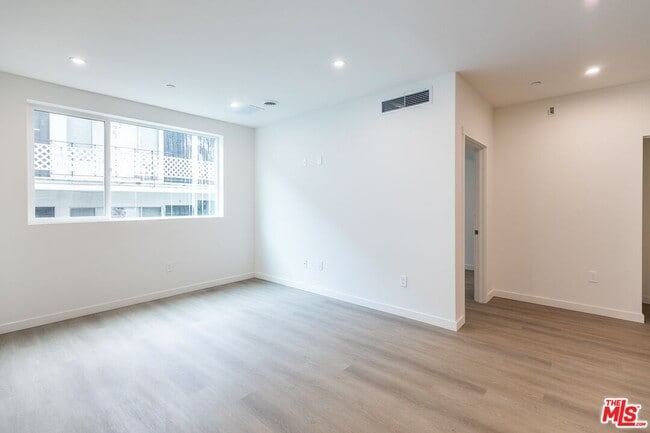 Building Photo - 1227 N Berendo St