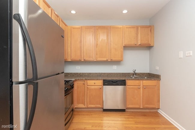 Building Photo - 2451 W Touhy Ave