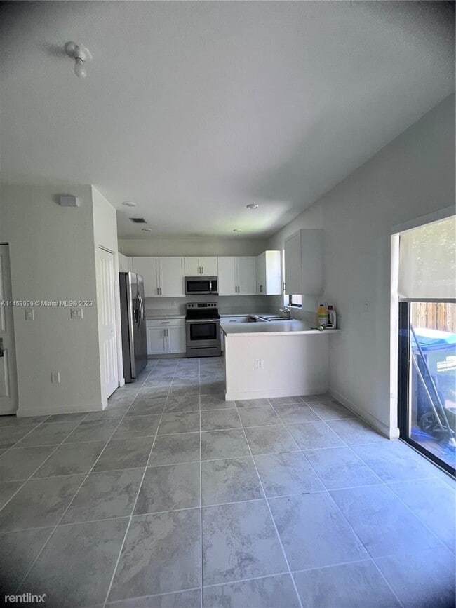 Building Photo - 3 br, 2.5 bath House - 21324 NE 2nd Ct # 2...