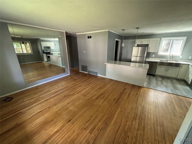 Building Photo - 305 Hunt Dr