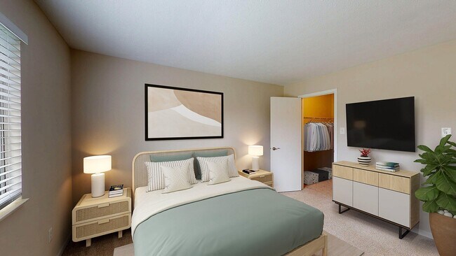 Amplio dormitorio con luz natural - Avery Point Apartments