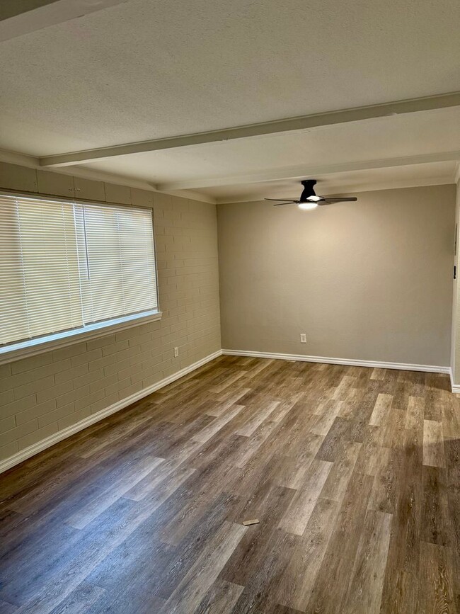 Building Photo - Charming Studio Apartment in Manitou Springs!