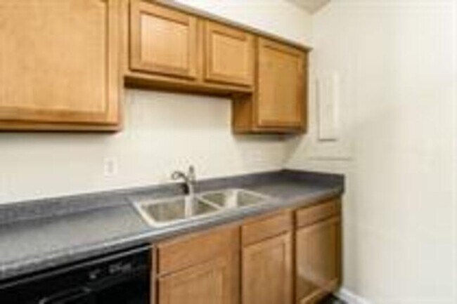 Building Photo - 2392 Belcher Dr