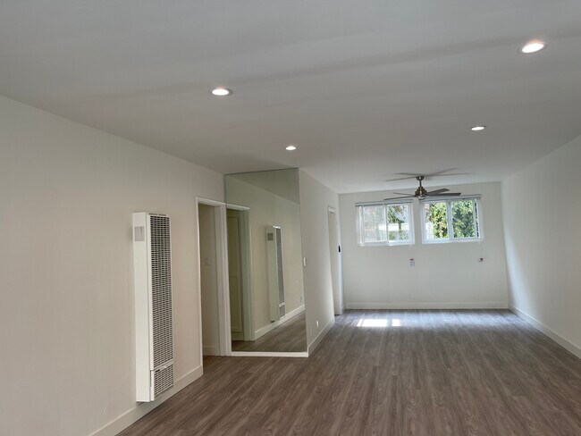 living area - 605 S Barrington Ave