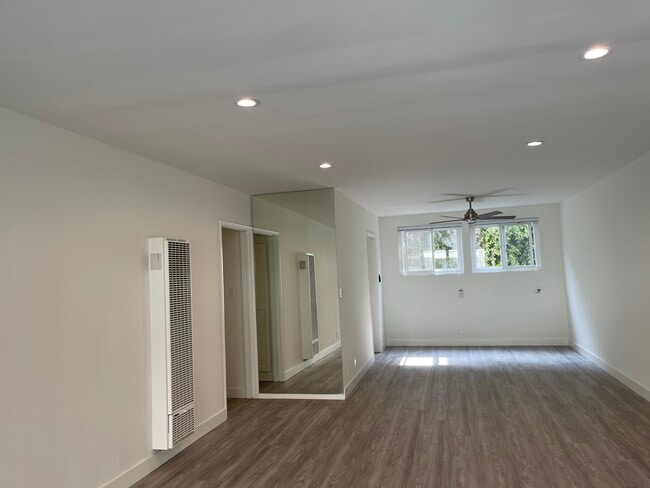 living area - 605 S Barrington Ave