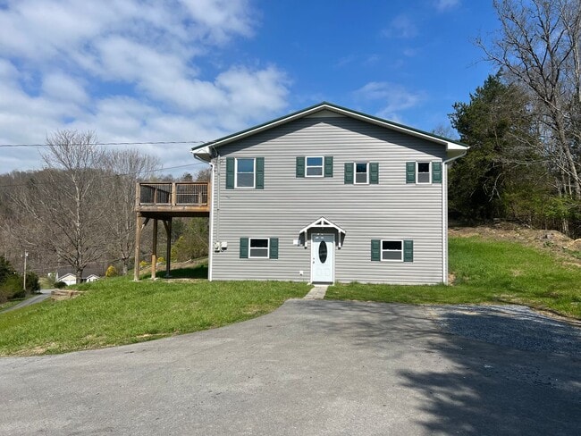 Building Photo - Private 3 bed 2bath house in North Johnson City! - Available NOW