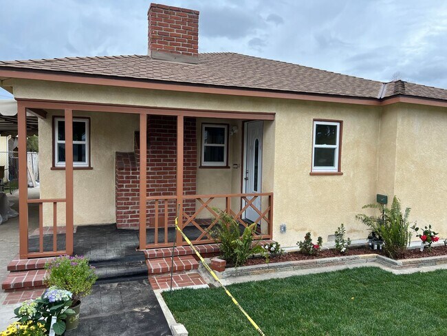 Building Photo - Completely Remodeled 3 Bed 2 Bath House Fo...