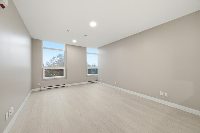 Living space #204 - Tour Sherbrooke
