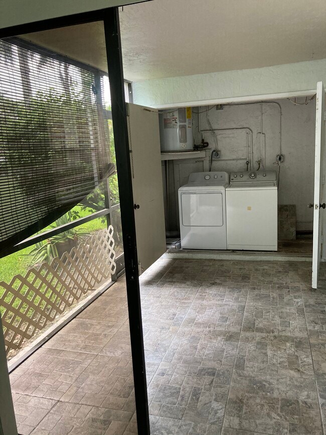 Foto del edificio - 9813 NW 3rd St