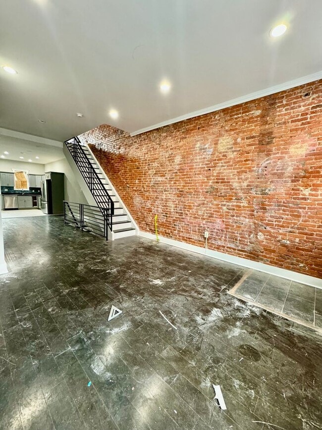Building Photo - Large Home Available Now