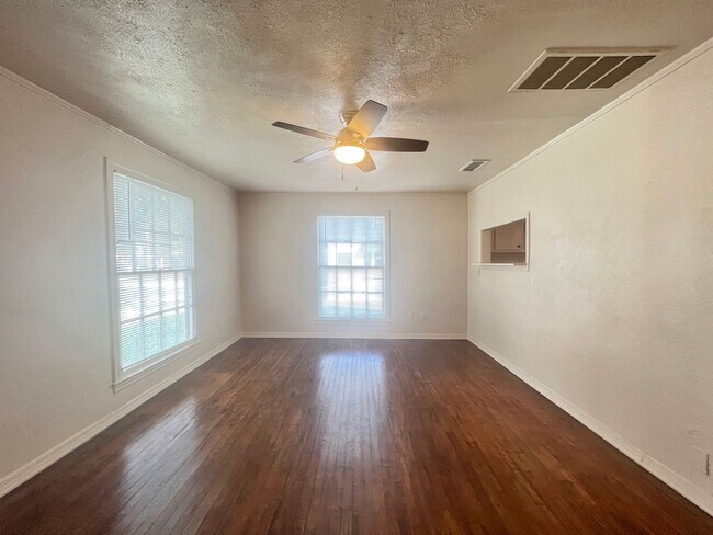 Building Photo - Quaint 3/1 in Carrolton For Rent!