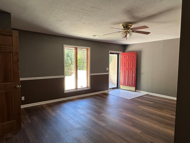 Foto del edificio - 15105 Jowler Creek Rd