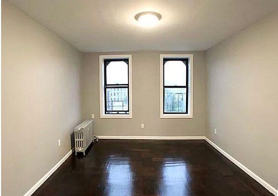 Foto del edificio - 3 bedroom in BRONX NY 10452