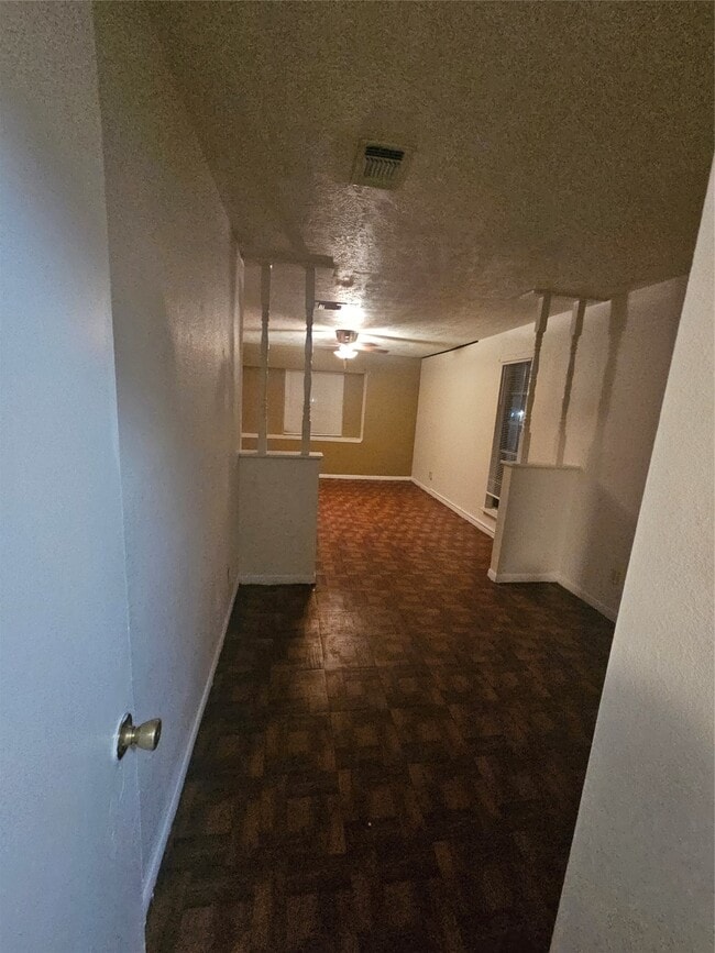 Building Photo - 4011 Alshire Dr