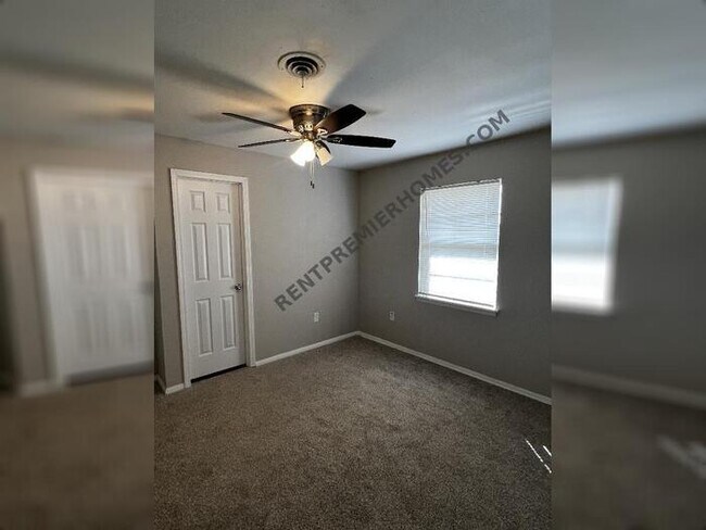 Building Photo - 713 Shamrock Dr