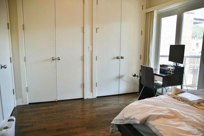 Foto del edificio - 2127 W Division St