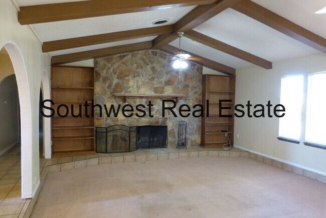 Foto del edificio - Large 3 Bedroom with shop-