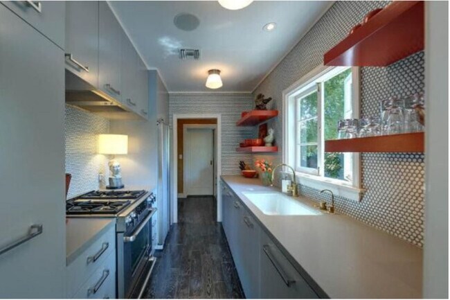 Foto del edificio - 624 N West Knoll Dr