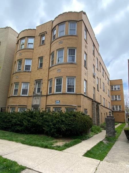 Building Photo - 2421 Lunt W Ave