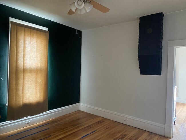 Building Photo - Cozy house on the Flats